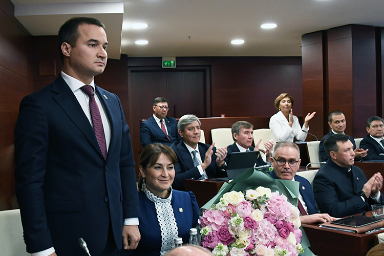 Садыков имеет большой организаторский опыт в системе органов власти и связи с властями подшефных территорий