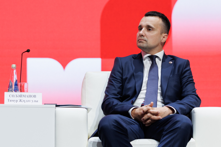 Явных кандидатур на роль нового министра по делам молодежи нет и сегодня. Одни называют возможным вариантом развития событий камбэк Тимура Сулейманова (на фото), другие же прогнозируют возможное повышение нынешнего первого зама Софью Галиеву-Мустафину