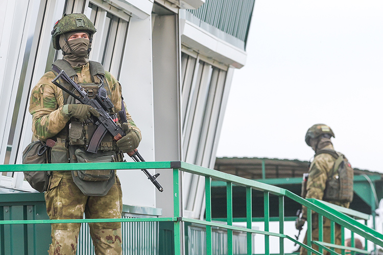 В общем-то, одна из классических схем военных учений 2000–2010-х годов такова: либо отражаем нападение, либо ликвидируем засевших в населенном пункте неназванного государства террористов