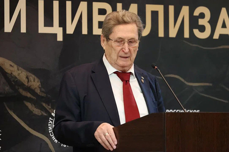 Общий научный тон конференции задал академик РАН Анатолий Деревянко — мэтр нашей археологии, человек заслуженный и признанный мировой наукой
