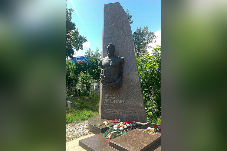 «Отдельно отмечу проект „Все живы“, созданный по инициативе настоятеля храма Ярославских чудотворцев отца Николая. Он направлен на сохранение исторического наследия территории Арского и Архангельского кладбищ»