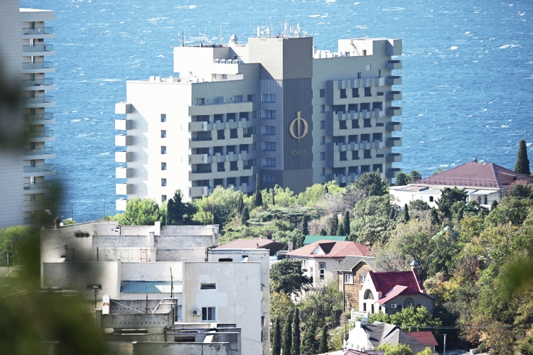В своем телеграм-канале глава Крыма Сергей Аксенов рассказал, что повреждения получили несколько объектов на территории санатория «Форос» и школа в одноименном поселке городского типа