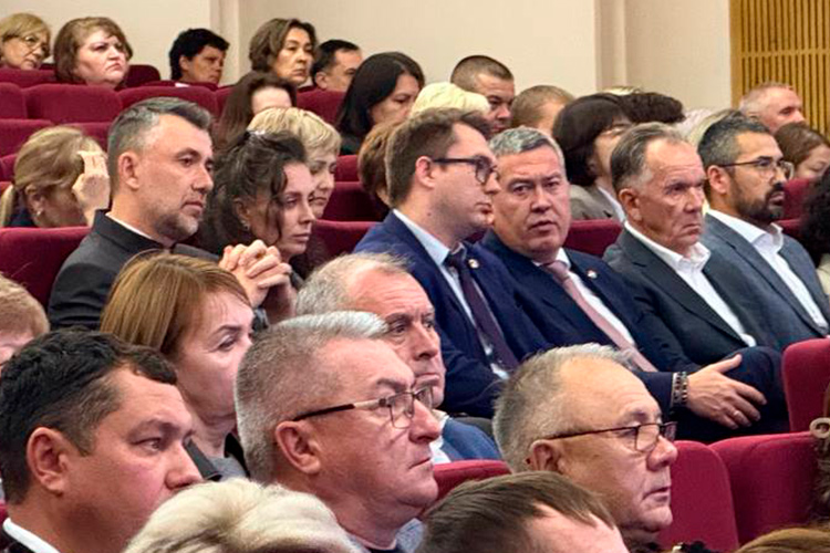 Пришел на сессию и бывший глава района Линар Закиров, который весной ушел в отставку на фоне претензий прокуратуры и на публике с тех пор практически не появлялся