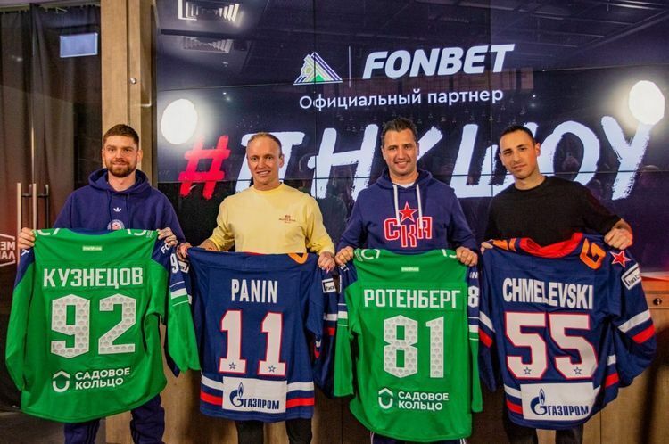 Хмелевский вместе с Григорием Паниным был ведущим клубного шоу