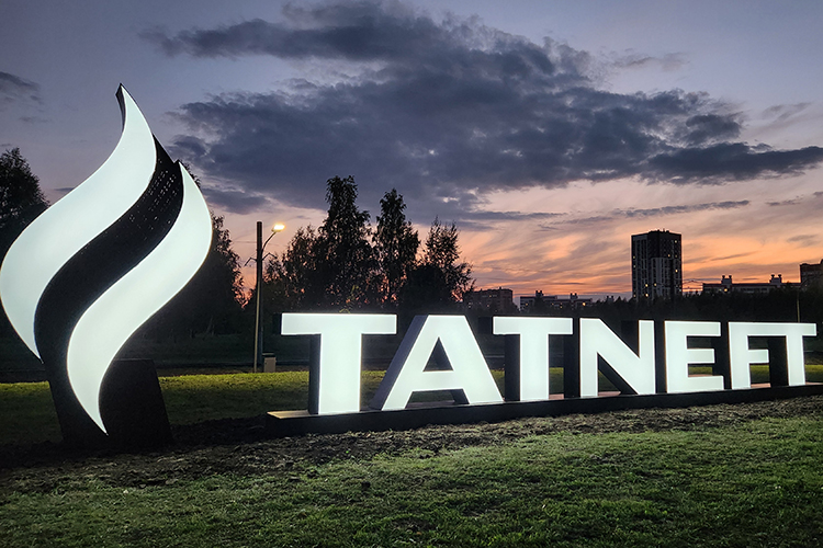 «Татнефть» внесла вклад в создание современной велоинфраструктуры от сквера Юности до одноименной улицы, где были проложены велодорожка, тротуар и смонтировано освещение