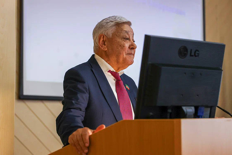 Ровно в 15:00 в зал зашел Мухаметшин и тепло поприветствовал родных ему альметьевцев. Свое выступление он растянул на долгие 25 минут