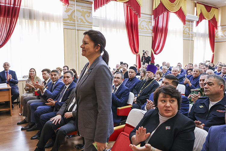 Хабутдинова приняла присягу: «Клянусь при осуществлении возложенных на меня высоких обязанностей главы города Альметьевска соблюдать Конституцию, законы РФ, Конституцию и законы РТ, устав города Альметьевска, приложить все силы и знания для обеспечения благосостояния жителей города Альметьевска…»