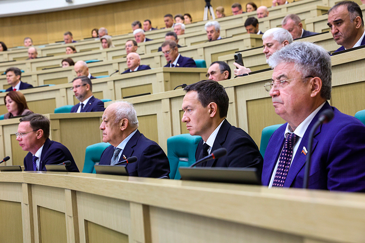 Вопрос о голосовании по кандидатуре Краснова в повестке значился одним из первых, но перед этим в Совфеде вручили удостоверения вновь назначенным сенаторам, в числе которых оказался бывший мэр Альметьевска Тимур Нагуманов
