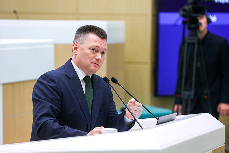 По словам Краснова, он встречался с руководителями «высших судебных инстанций» за рубежом, где уже применяется ИИ — он анализирует судебные решения, базы данных, готовит возможные решения судей.