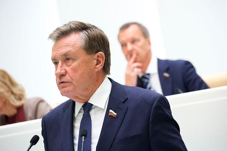 Сергей Рябухин высказал «скорее, не вопрос, а пожелание» по поводу создания единой судебной практики по России в вопросе борьбы с контрафактом, или «ядовитым зельем».