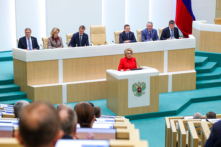 Валентина Матвиенко: «Мы рассматриваем кандидатуру не паркетного генерала, а человека, который снизу прошел все ступени системы прокуратуры. Понятно, что это такой рабочий, земной, огромный опыт…»