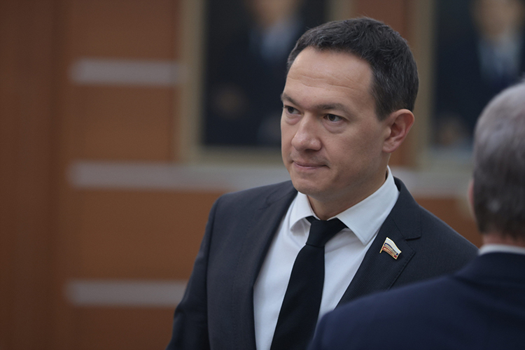 Пришел на сессию республиканского парламента и еще один участник последних кадровых перестановок сенатор Тимур Нагуманов