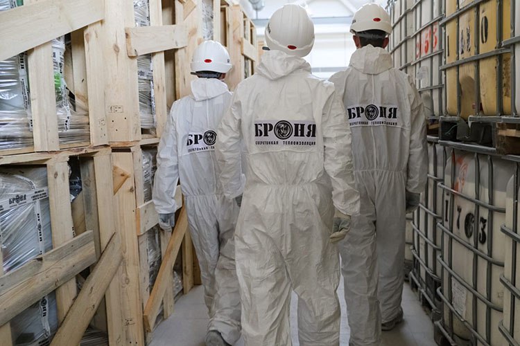 «Взять любой тепловой узел: сложные изогнутые конструкции, задвижки. Обмотать это минеральной ватой сложно. А с «Броней» просто взял кисть и покрасил, причем можно наносить покрытие без остановки оборудования прямо на горячую поверхность до 150°C»