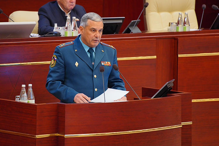  В завершение депутаты заслушали доклад достаточно непубличного начальника Главного управления МЧС России по РТ Ирека Кадамова о пожарной безопасности в республике 