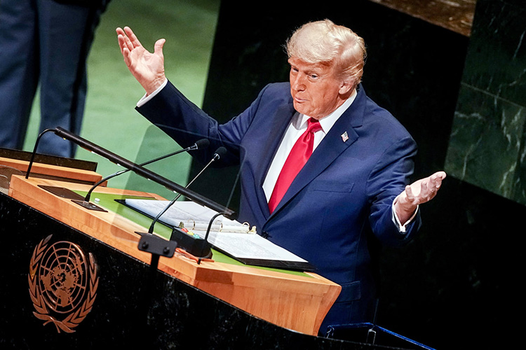 Дональд Трамп обвинил страны – участницы НАТО в закупках российских энергоносителей и заявил, что они могут сбивать самолеты России в своем небе в случае нарушения их воздушного пространства