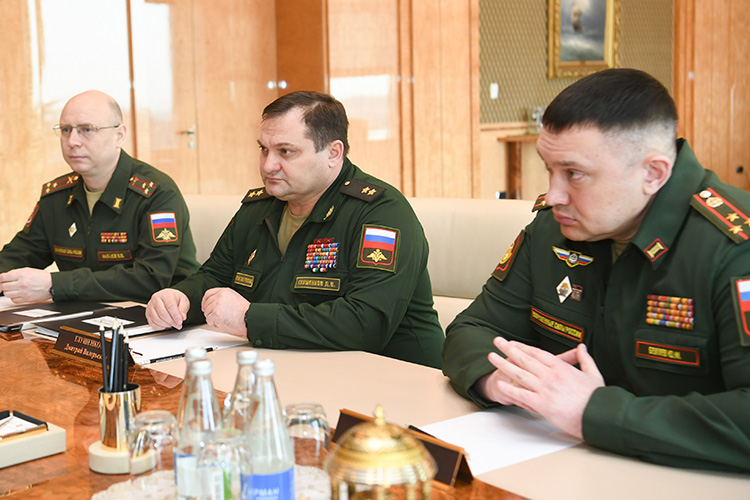 Военком Татарстана Юрий Беляев (справа на фото) пересобирает команду. По данным наших собеседников, свои посты покинули уже 12 из 39 руководителей районных военкоматов