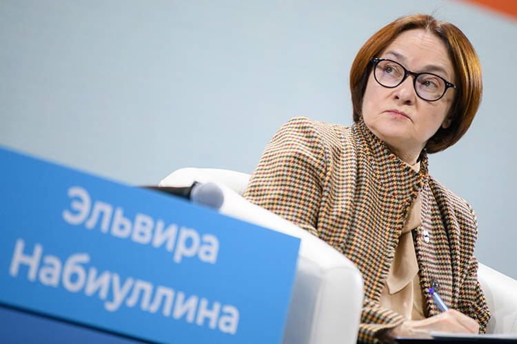 «Сейчас Набиуллина сменила пластинку: мол, ощутимо снижать ключевую ставку теперь не позволяют не „инфляционные ожидания“, а то, что правительство спасает экономику при помощи дефицита бюджета»