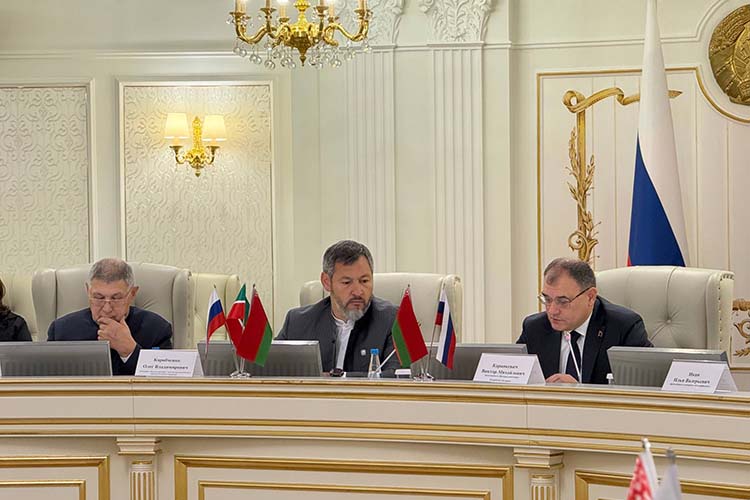 Утром прошло заседание совместной рабочей группы по сотрудничеству Татарстана и Беларуси. В нем приняли участие министр промышленности и торговли РТ Олег Коробченко и президент АН РТ Рифкат Минниханов