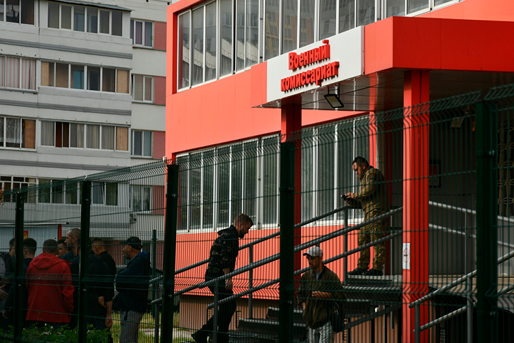 У военкоматов нет своих штатных врачей, все они, как правило, приписаны к местным поликлиникам. В мероприятиях призыва участвуют в «обязательном» порядке в соответствии с действующим соглашением военкомата РТ и кабмина Татарстана