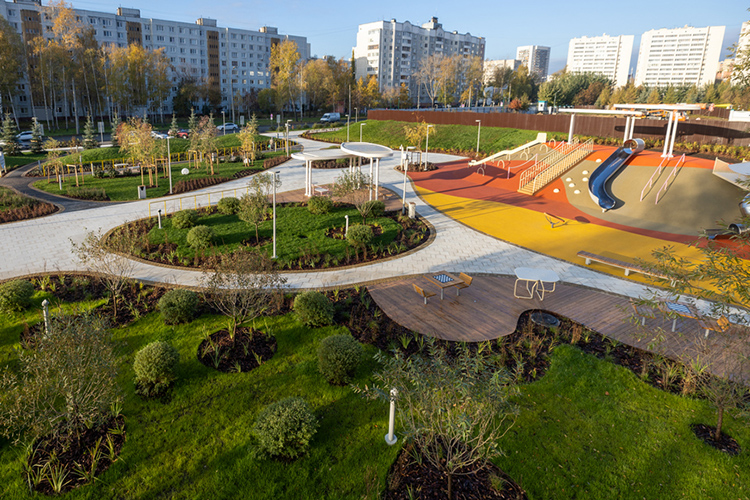 «Проект по формированию комфортной городской среды преобразовался в федеральный проект в 2017 году. Но в Татарстане программу парков и скверов начали в 2015 году! И тогда уже пошла программа «Наш двор»