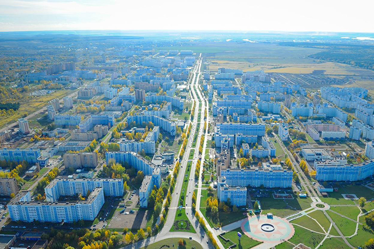 «В Советском Союзе генплан Нижнекамска занял первое место как лучший генплан в стране. Это в СССР, понимаете? И действительно, посмотрите, и по сей день генплан шикарный просто. Город, променады, зелень — он реально комфортный для жизни»