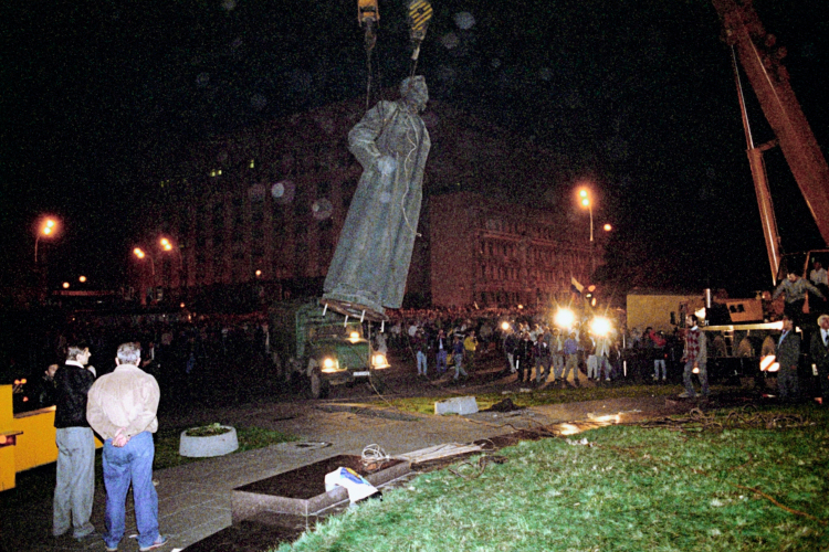 Демонтаж памятника Феликсу Дзержинскому на Лубянской площади