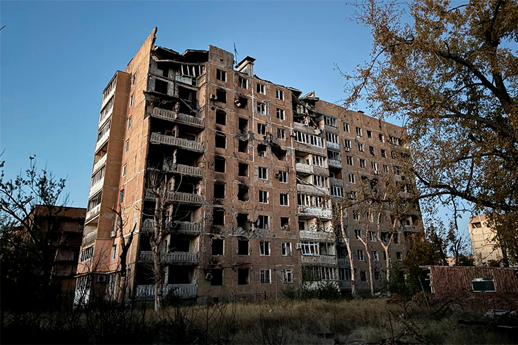 Дома в большинстве случаев представляют собой руины, но в некоторых уцелевших до сих пор живут люди.