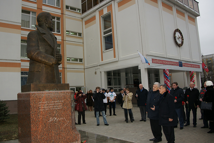 В 2006 году школе было присвоено имя Героя Советского Союза, поэта и воина Джалиля, а в 2008-м во дворе появился памятник ему