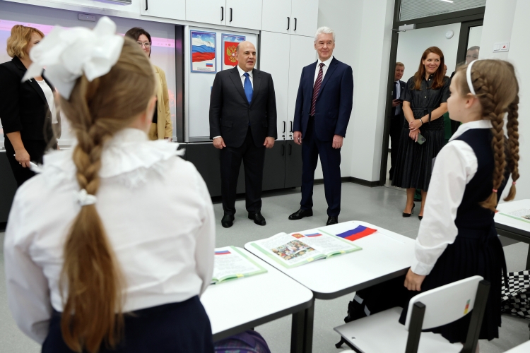 Процесс реорганизации школ, детских садов и создания из расположенных рядом учебных заведений крупных образовательных комплексов начался как пилотный проект в Москве еще в 2011 году, эта реформа была одной из первых, которые запустил пришедший на пост столичного градоначальника в 2010-м Сергей Собянин