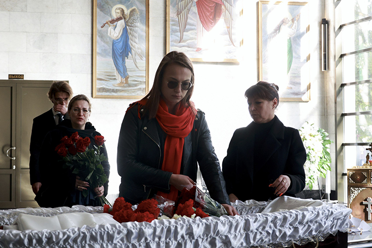 Внучка Коротича не сдерживая слез, отметила, что усопший очень любил жизнь и в нем «всегда горел тот самый огонек»