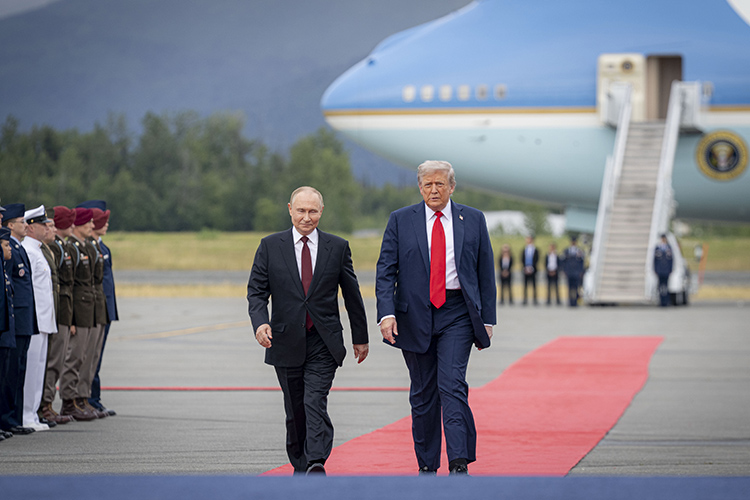 На Аляске Путин и Трамп обсуждали только украинское урегулирование. Президент США любит «эпатировать немножко», но в то же время умеет слушать и слышать