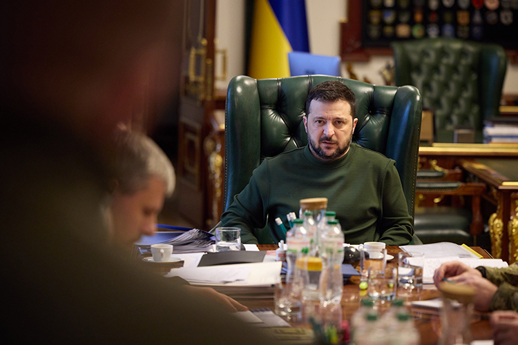 «У Зеленского со всеми конфликт: с председателем конституционного суда, министром обороны, главкомом — со всеми»