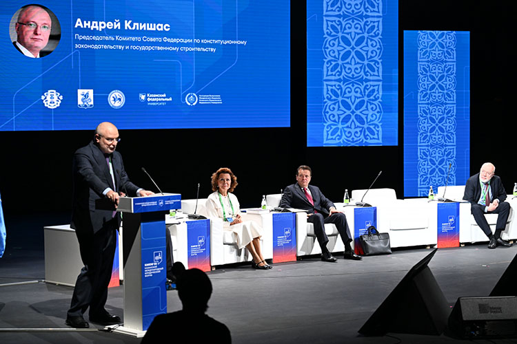 Председатель комитета Совета Федерации по конституционному законодательству и государственному строительству Андрей Клишас ответил, что у РФ нет «своего пути», а все ее институты остаются приверженными к континентальному праву