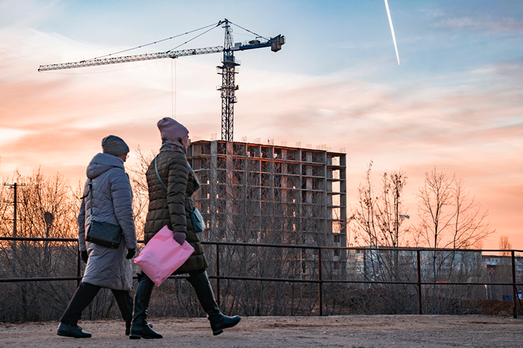 «Строительство более-менее держится за счет льготной ипотеки. Учитывая, что схема этой льготной ипотеки плохая, в виде компенсации процентов, государственные расходы на нее растут в геометрической прогрессии, а таким способом ее долго не удержишь»
