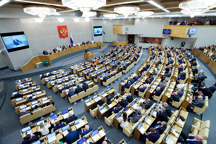 Депутатам придется работать в Москве четыре пленарных недели подряд.