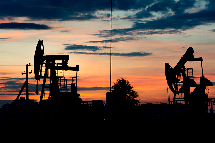 Мировая нефтяная отрасль сталкивается с противоречивыми тенденциями