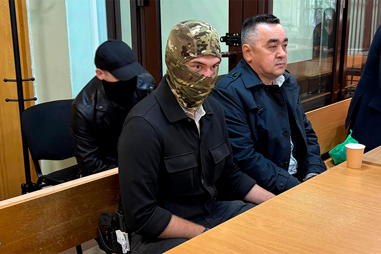 Зайтун Батаев представился юристом, в прошлом — военным, полковником в отставке
