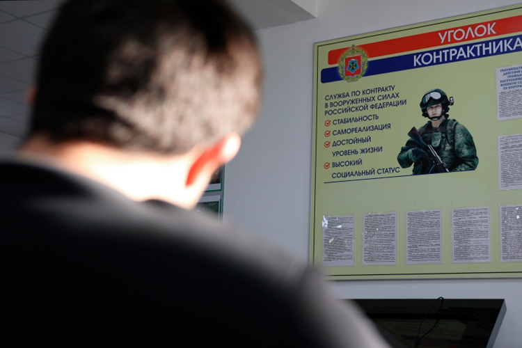 Мать в панике решила попробовать помочь единственному сыну не попасть в самое пекло боевых действий, поинтересовавшись у юристов, что можно сделать в такой ситуации. Знакомые советовали обратиться не к обычным юристам, а именно «военным».