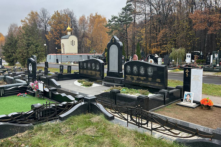 «Какой смысл имеет фамильный склеп? Он несет историю рода, идею связи преемственности поколений, ощущение, что с физической смертью ваша духовное общение не прерывается»