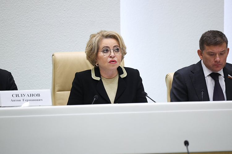 Матвиенко признала, что у региональных бюджетов возникли «объективные сложности», прежде всего недобор по налогу на прибыль, и попросила минфин РФ «точечно» их отработать