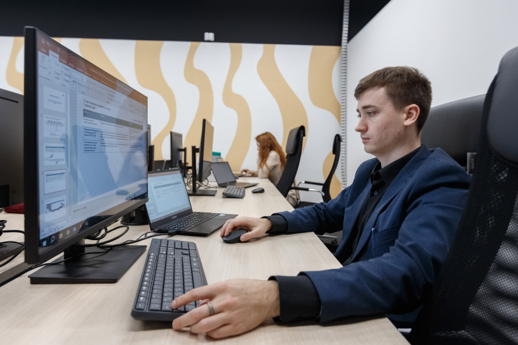 Кто-то считает, что надо продолжать развивать инфраструктуру. Мол, республике нужен еще минимум один IT-парк: если построить, все площади тут же займут