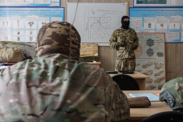 Есть еще один нетипичный вызов нашего времени. Это создание условий для обучения цифровым профессиям и трудоустройство ветеранов СВО