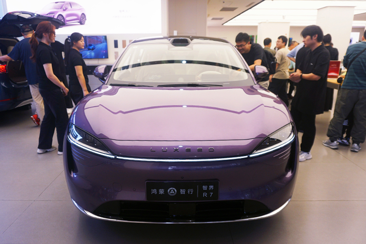 Фастбэк-кроссовер Luxeed R7 появился на рынке Китая в сентябре 2024 года и быстро стал бестселлером бренда