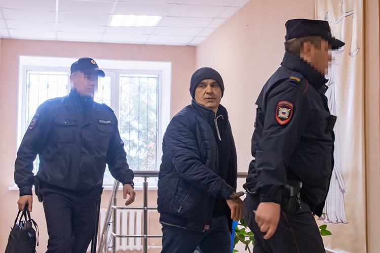 Пока Энгеля Фаттахова вели по коридору суда, подсудимый внимательно рассматривал собравшихся, вероятно, в поисках знакомых лиц