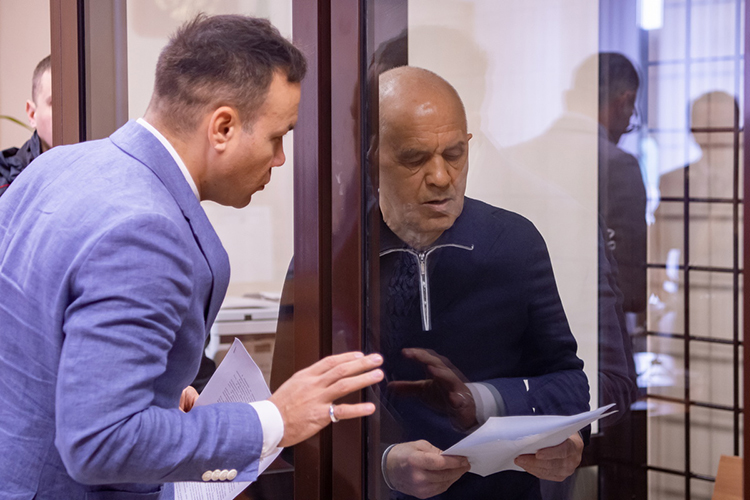 Перед началом, у Фаттахова было несколько минут для общения с адвокатами, у него их двое — Марат Давлетов и Ленар Шакиров, после, запустили слушателей