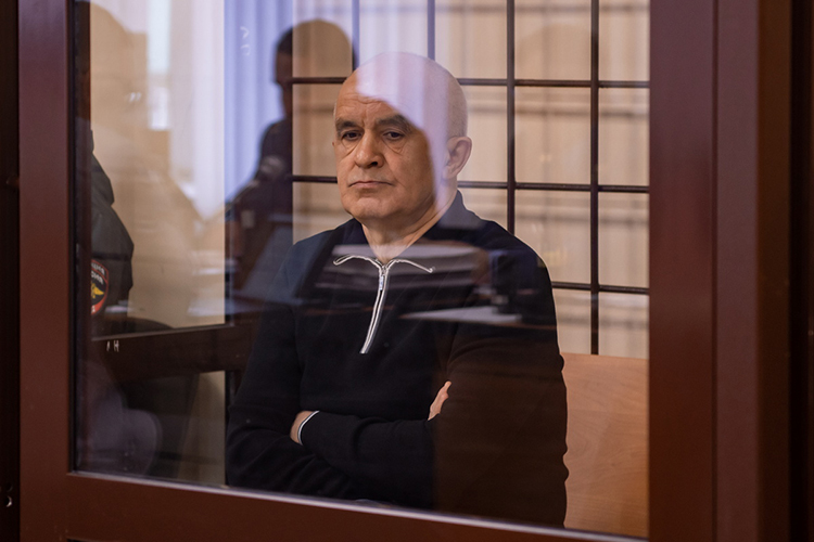 В 2016-м, полагает обвинение, Фаттахов потребовал с Гайнуллина денег, а также выполнения строительных работ по капремонту в Актанышском технологическом техникуме