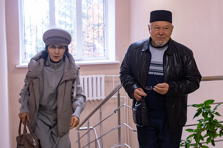Чуть поодаль, у зала судебных заседаний, сидели мужчина и женщина. Как выяснилось чуть позже, сестра Фаттахова и ее муж.