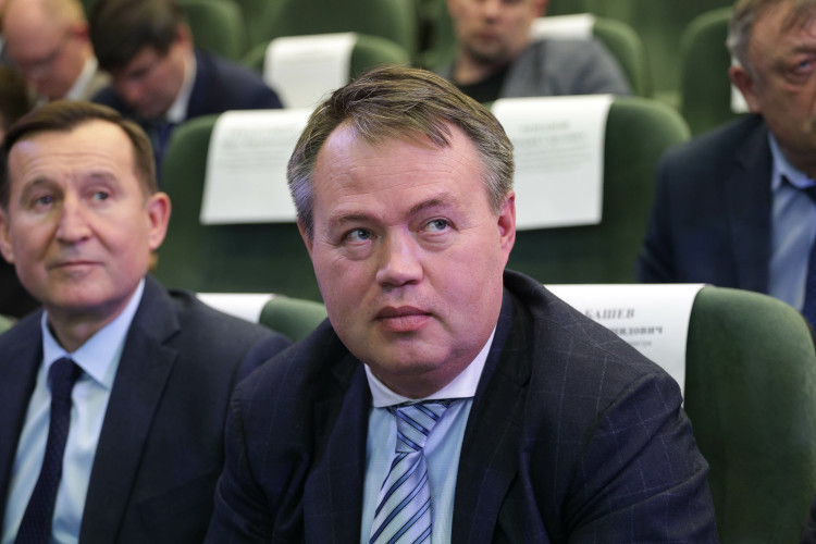 В 2023-м после скоропостижного ухода из жизни Марата Садыкова Абашев становится первым претендентом на министерское кресло и фактически берет управление ведомством на себя до назначения Марселя Миннуллина исполняющим обязанности