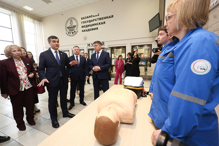 Прежний министр, Марсель Миннуллин (второй слева), прослыл реформатором еще в РКБ — и реформаторский дух в министерском кресле развернулся на всю республику