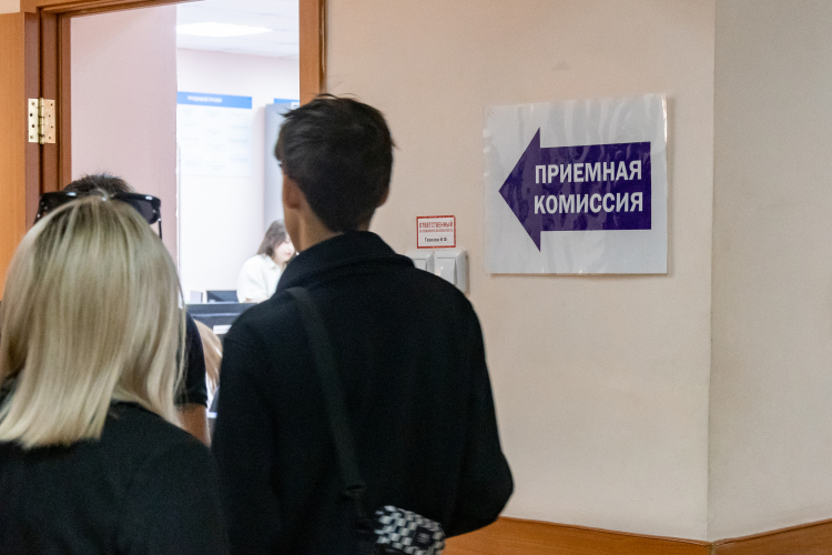 В этом году зафиксировали контрольные цифры приема на бюджет на все формы обучения (без новых регионов) — это 592 017 мест